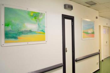 Una exposición decora los pasillos de la unidad de psiquiatría y la sala lúdica del hospital