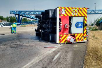 Lee toda la noticia 'Un bombero, herido leve tras volcar su camión en la M-506'