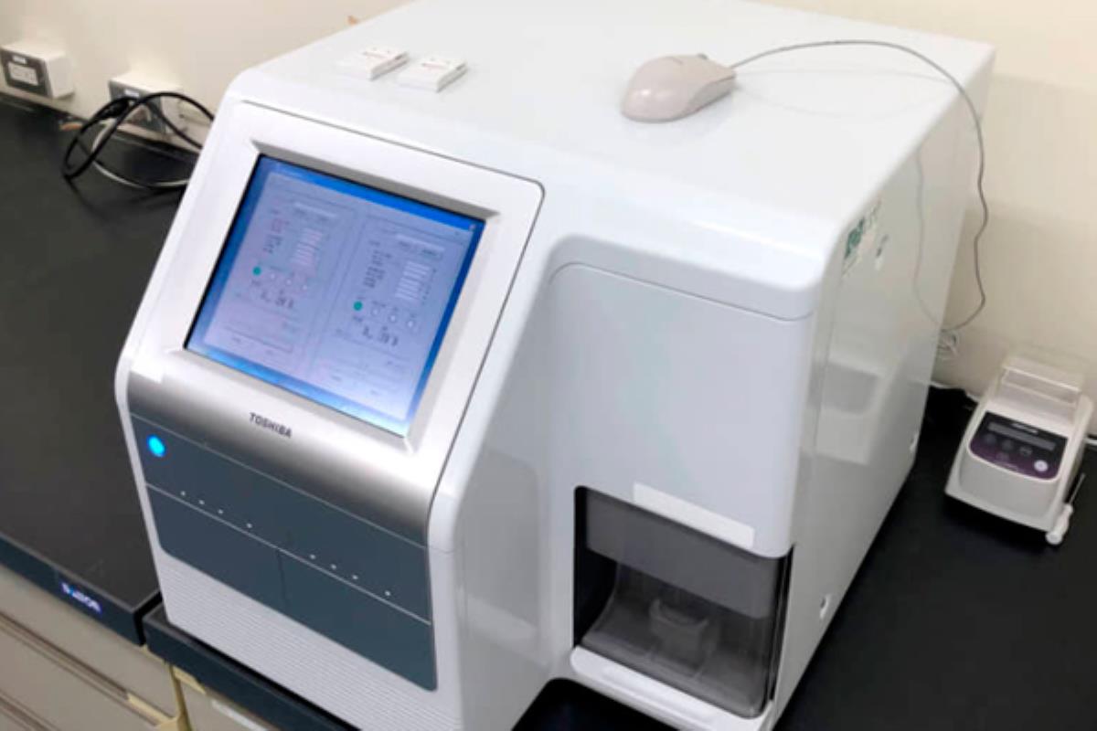 Actualmente se encuentra en período de pruebas y sus inventores aseguran que tiene una precisión del 99% con solo una gota de sangre