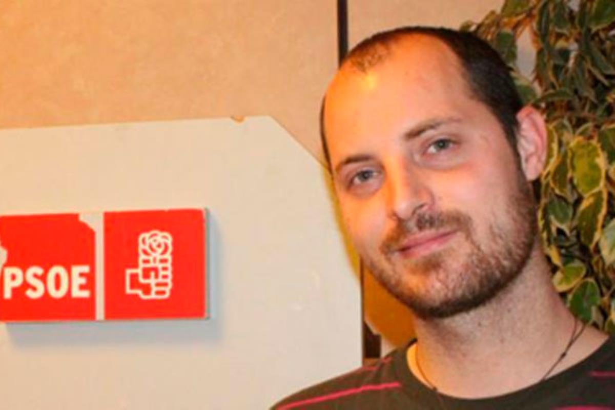El consistorio atribuye por error la cuantía a un ex concejal del PSOE; este se defiende en redes
