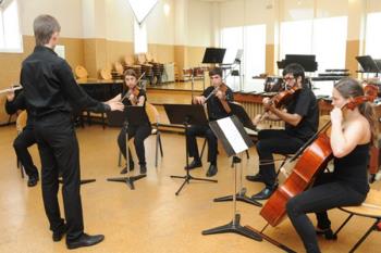  Según denuncia el regidor, “hemos pasado, desde el año 2009, cuando la aportación de la comunidad era de 1.870.000 €, a que la previsión para el 2016 sea de tan solo 700,000 €"