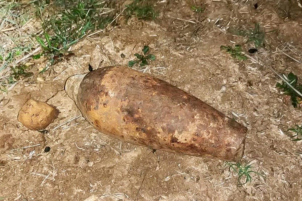 Los TEDAX comprobaron el estado del artefacto, situado en las inmediaciones de la carretera de acceso al INTA