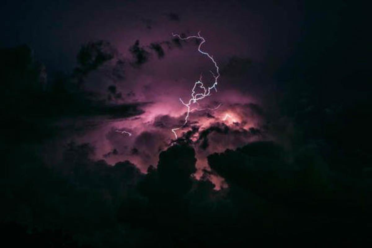 Dos unidades del cuerpo de Bomberos de Boadilla apagaron el incendio que causó un rayo en Las Lomas