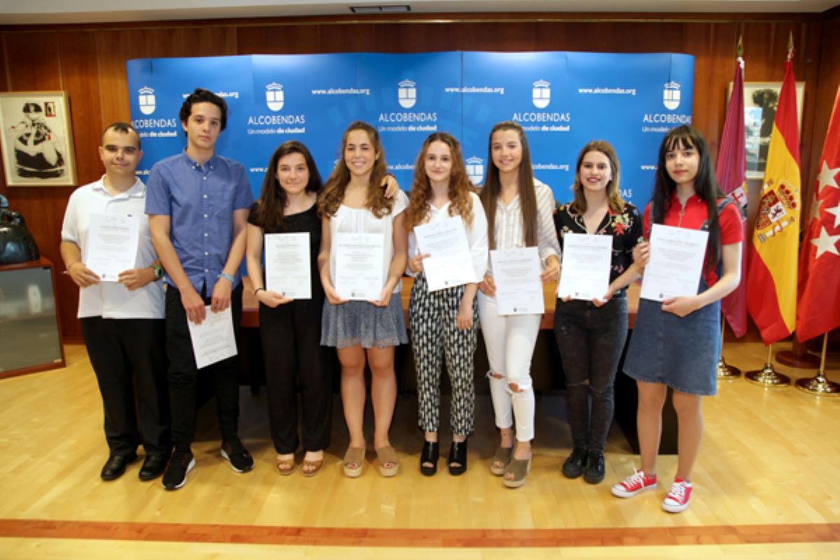 El alcalde de Alcobendas ha recibido a ocho jóvenes de nuestra ciudad para rendir un homenaje a sus trayectorias escolares
