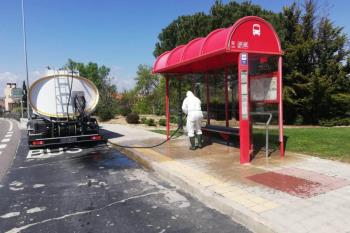 El consistorio le ha facilitado el material de limpieza y de protección necesario para salvaguardar su salud