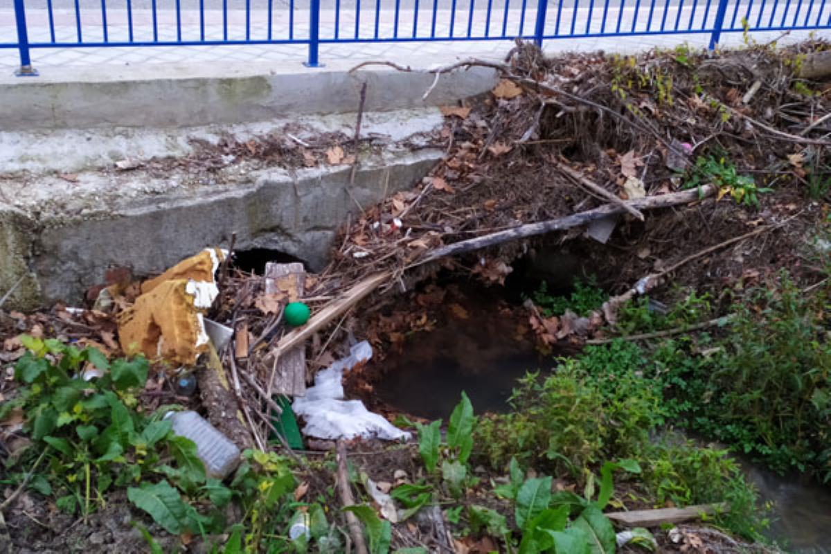 La basura se acumula en este colector cercano a la Piscina Municipal de Fuenlabrada