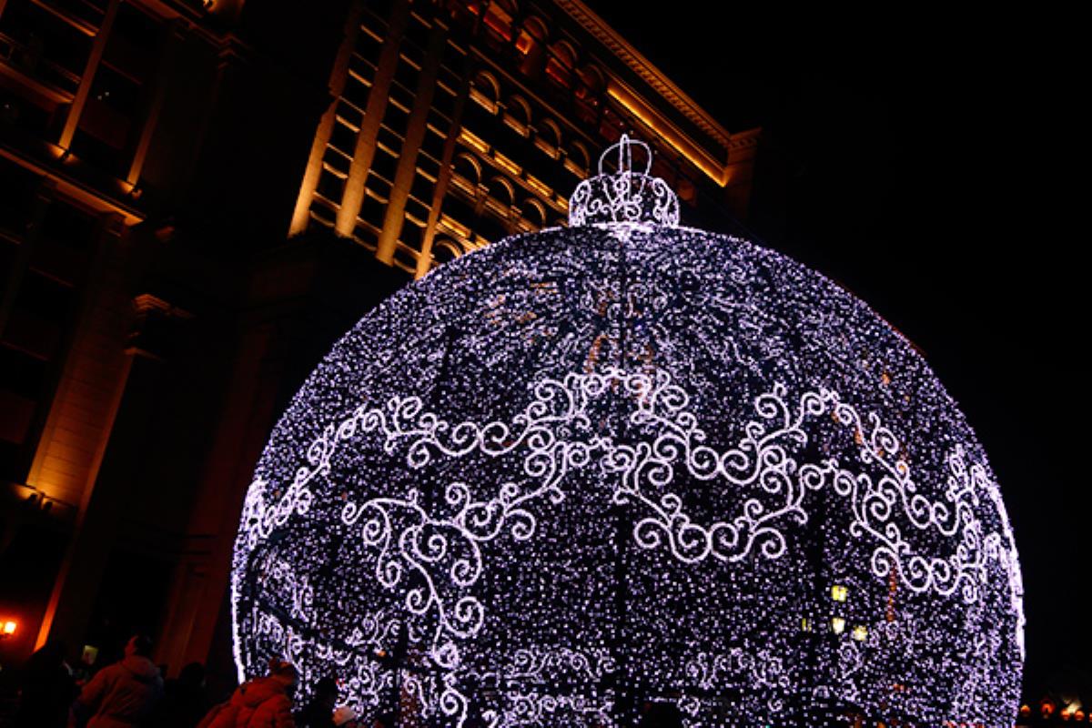 La bola de 12 metros de altura, contará con 43.000 leds, música y un espectáculo de pixel mapping