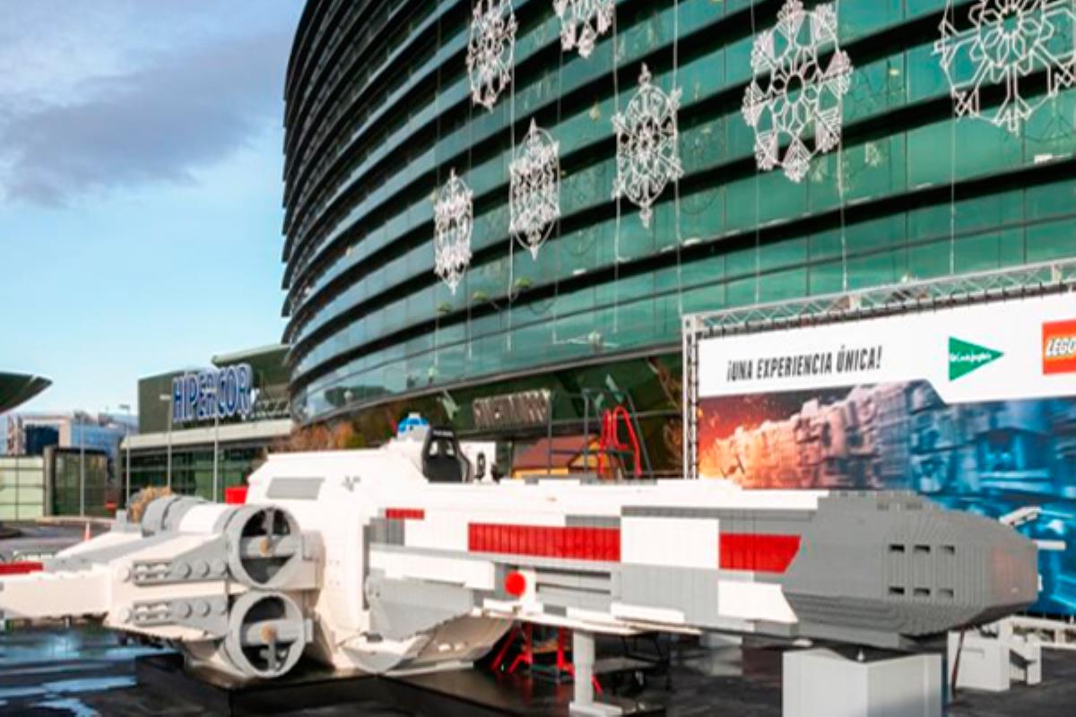 Lo más impresionante es que está realizada con piezas de LEGO y mide más de 10 metros de largo