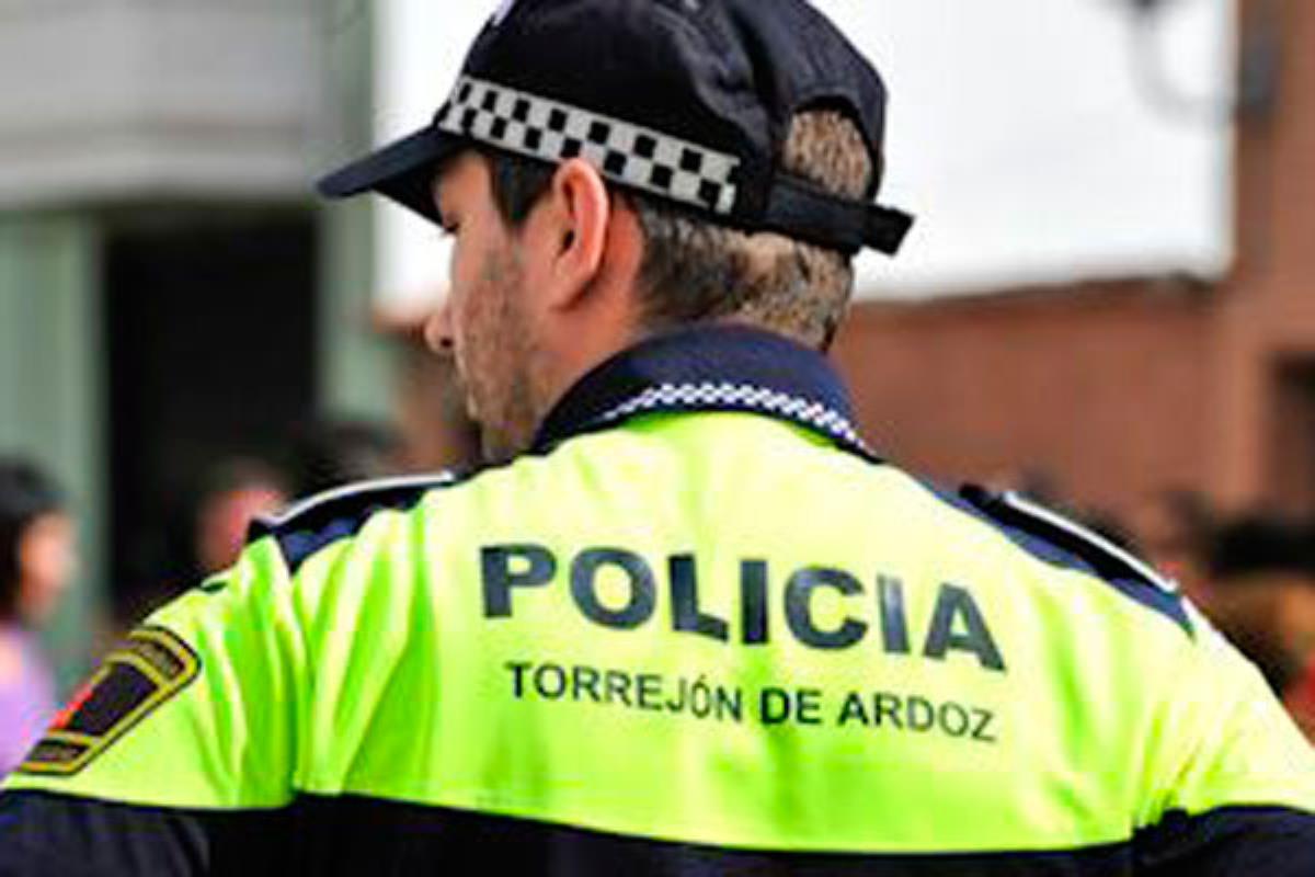 Un joven ha resultado herido de gravedad tras recibir un machetazo en la cabeza y otro en el pie