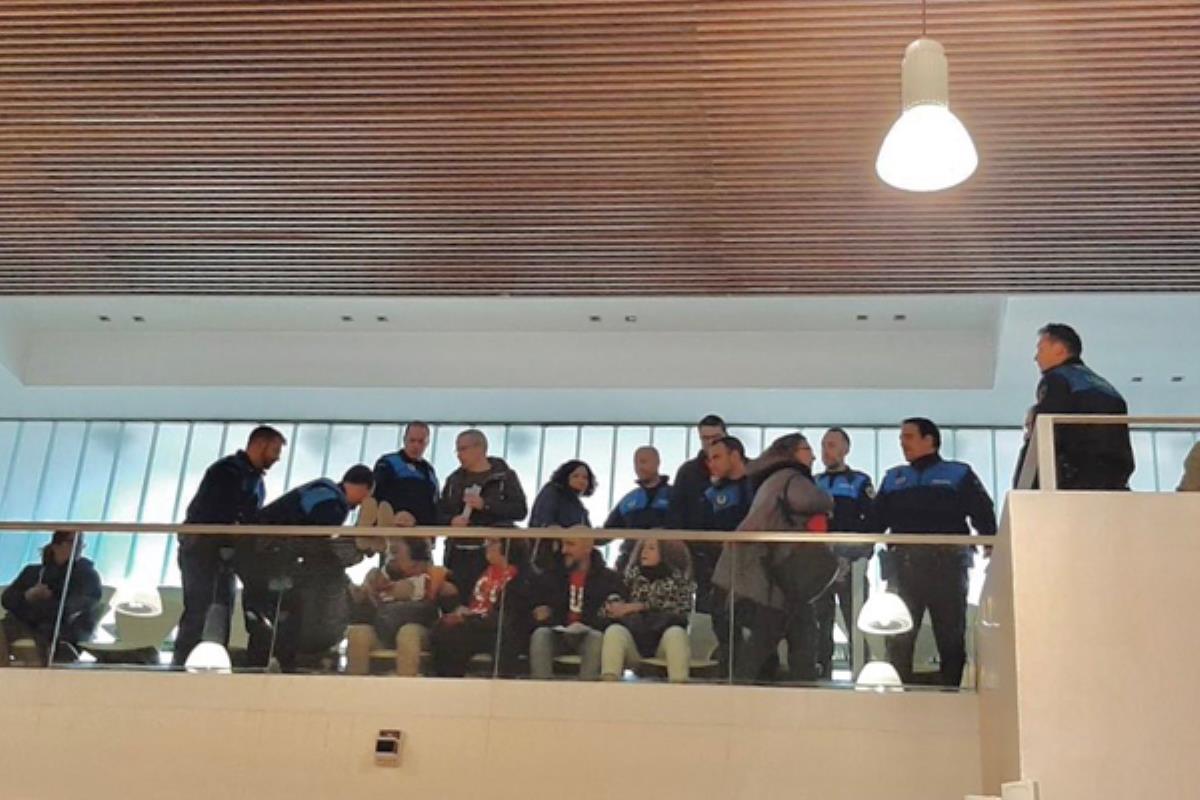 El partido ha iniciado la campaña pidiendo al alcalde que se siente y dialogue