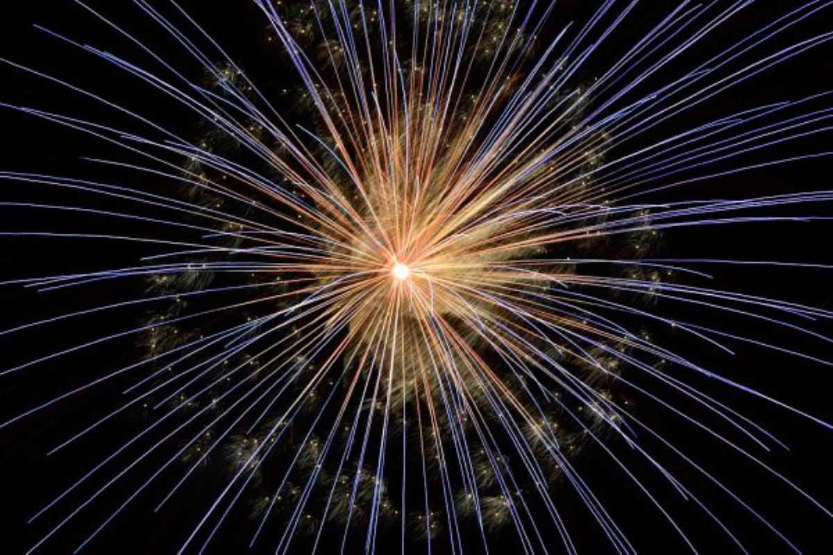 La primera noche de fuegos artificiales ocasiona 14 heridos leves con magulladuras en la piel y molestias en los oídos  