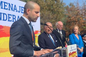 El alcalde majariego preside el tradicional homenaje a la bandera española