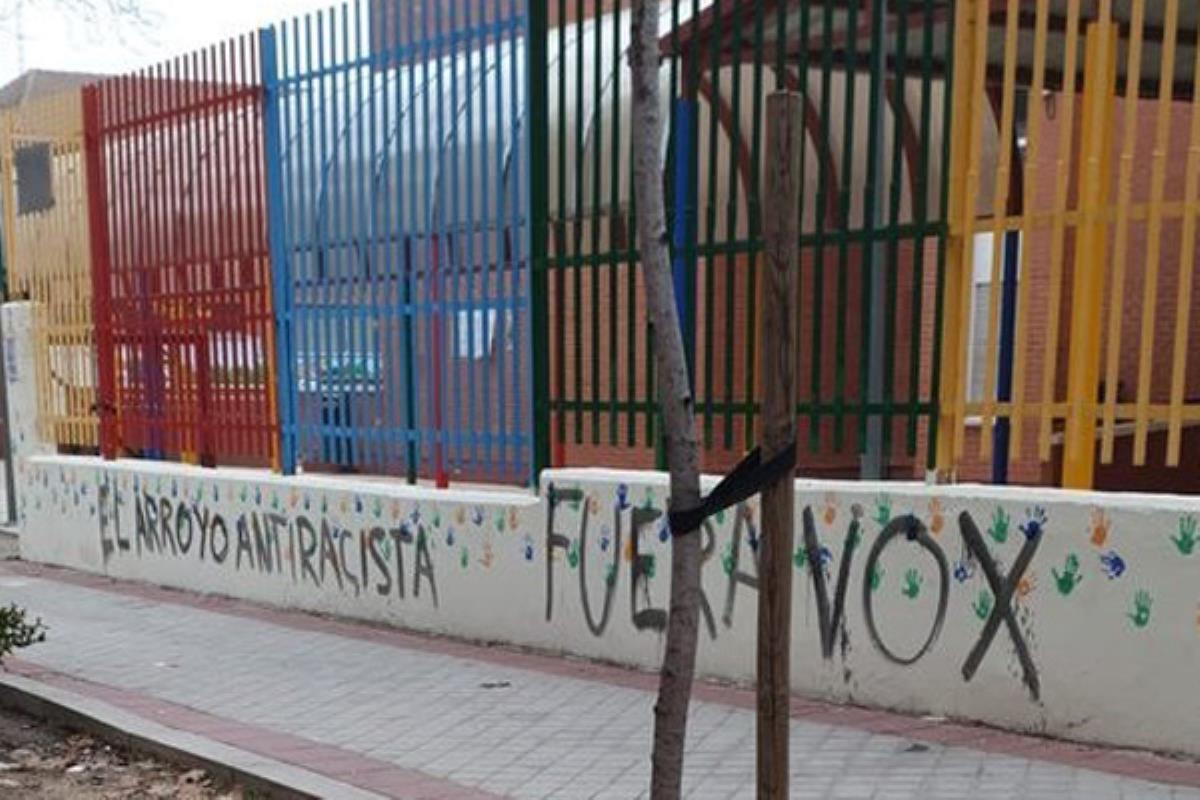 La pintada dice “El Arroyo antirracista, fuera VOX”