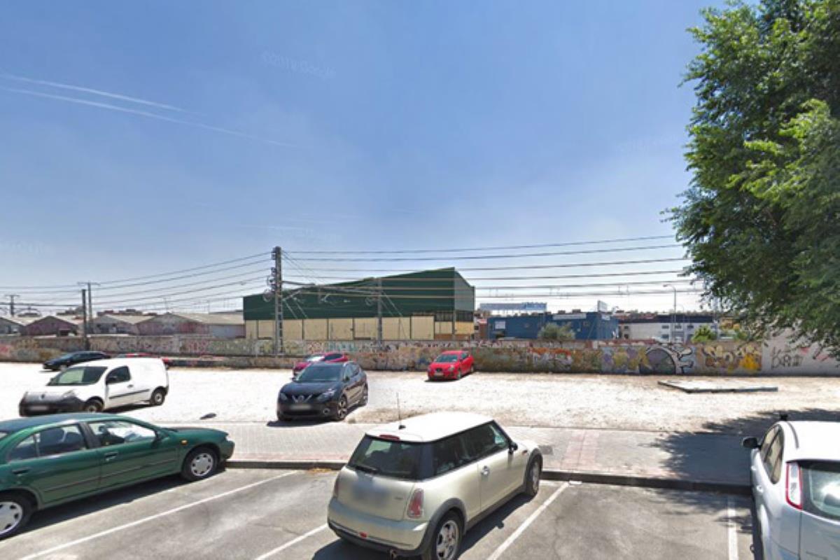 Los coches estaban estacionados en una zona de aparcamiento al aire libre