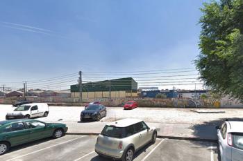 Los coches estaban estacionados en una zona de aparcamiento al aire libre