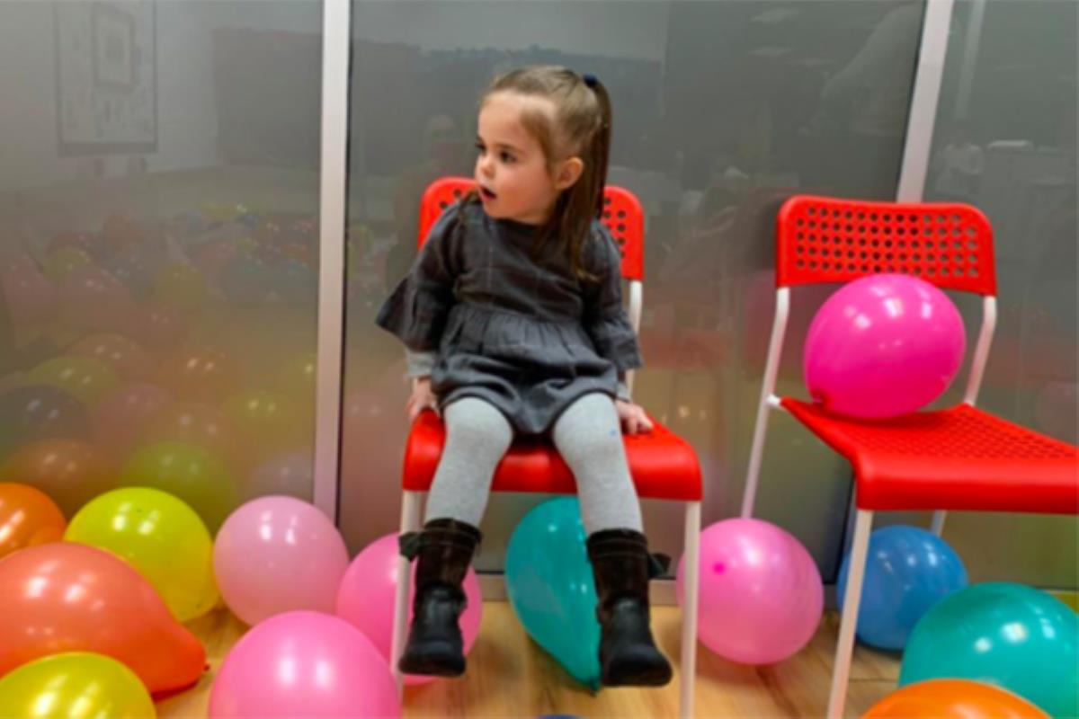 Su madre ha lanzado una campaña para conseguir las firmas necesarias y preguntar a la Asamblea de Madrid qué harán para que reciba terapia cognitiva y logopeda