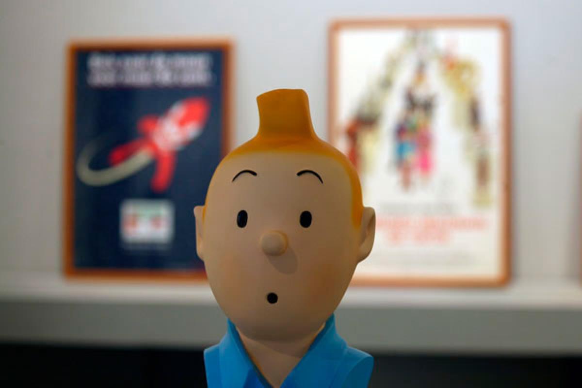 La exposición reúne traducciones, primeras ediciones en español, figuras y obras de arte del famoso reportero