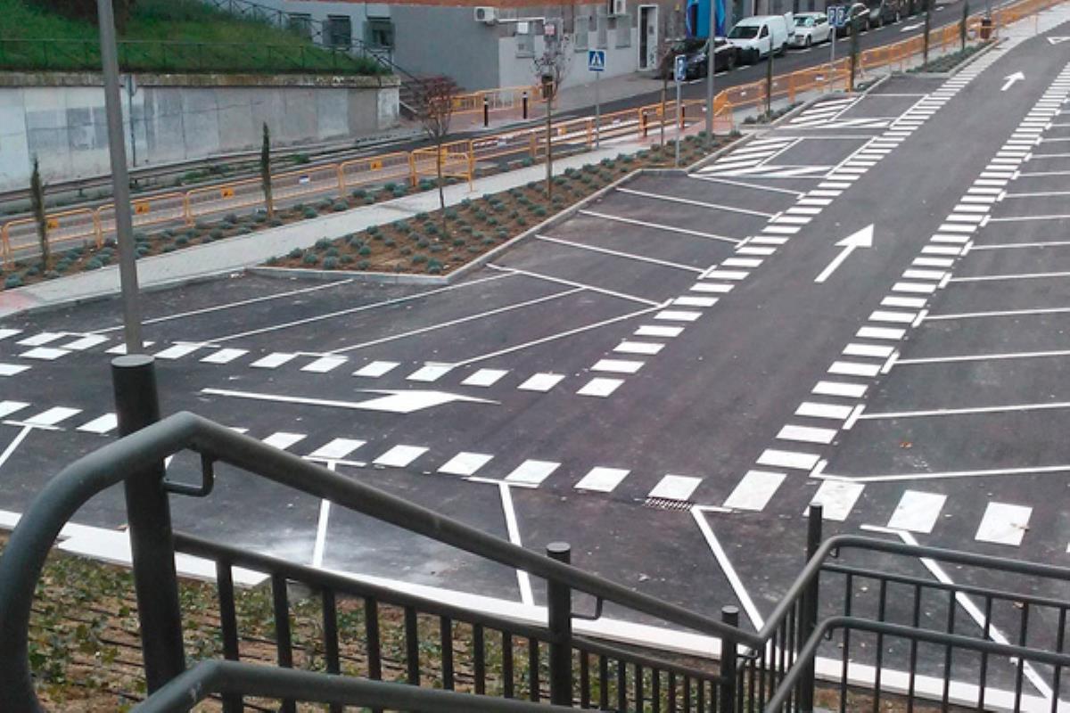 Este, ubicado entre las calles Campos Ibáñez, Pilar Lorengar y las vías de la estación de Cercanías