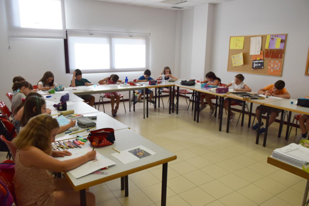 Muchos niños y niñas de Villaviciosa realizan con entusiasmo su dibujo para el concurso del Cartel de las Fiestas 20016