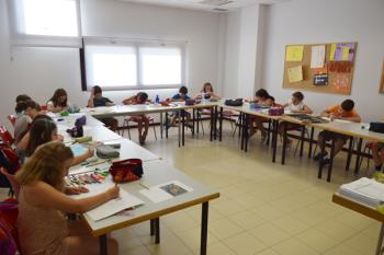 Muchos niños y niñas de Villaviciosa realizan con entusiasmo su dibujo para el concurso del Cartel de las Fiestas 20016