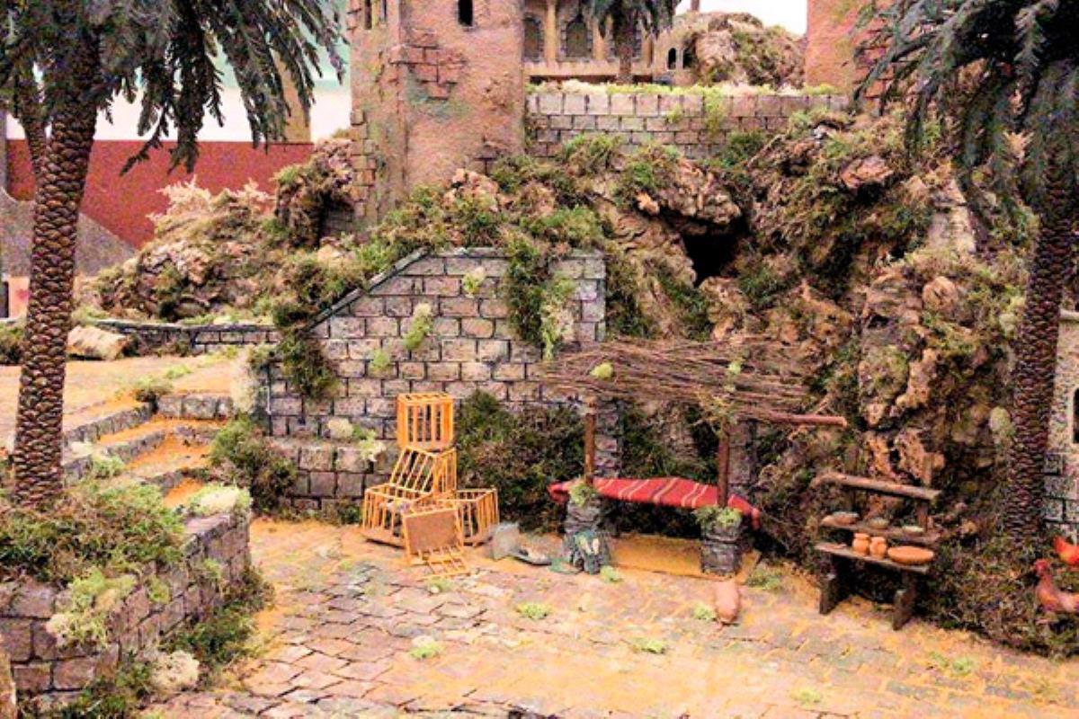 Más de 450 figuras y 4.000 kilos de corcho conforman el tradicional belén ubicado en las instalaciones del Centro Polivalente Francisco Martín