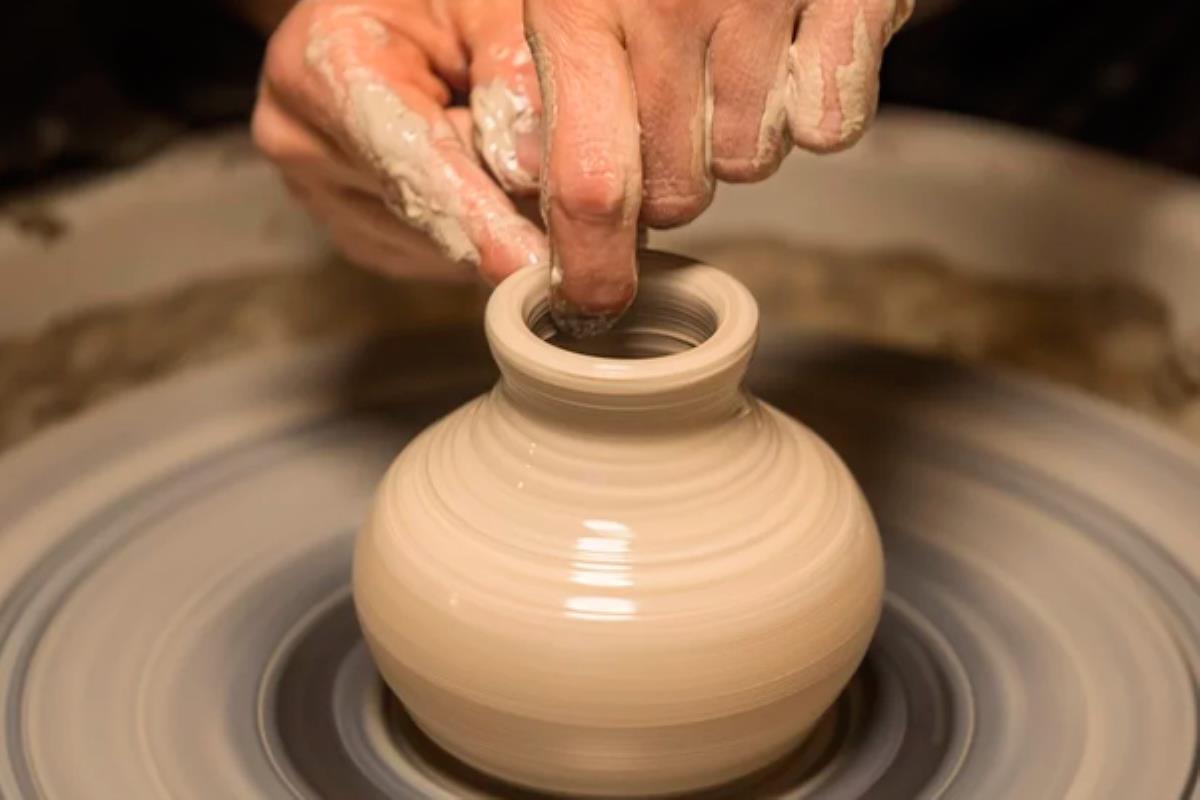 Jugueteros, marroquineros, grabadores, joyeros y orfebres como los de antes, nos esperan en esta feria única