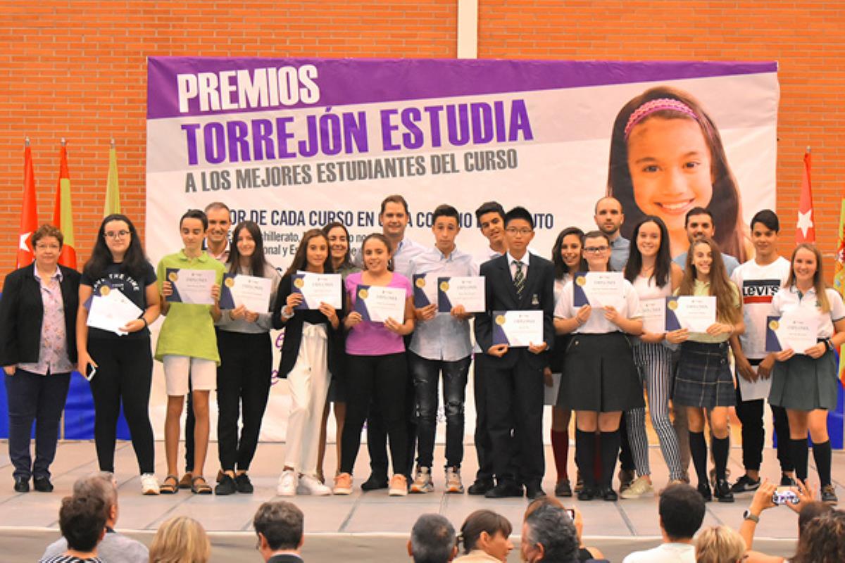 Los mejores alumnos recibieron diplomas y premios de 40,80 y 240 euros 
