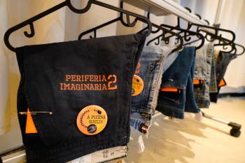 A modo de pernera de pantalón, se podrá ver hasta el 15 de enero en los escaparates de siete comercios de Móstoles