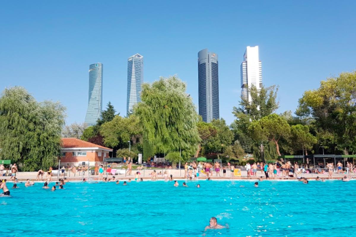 Desde ayer, 15 de mayo y hasta el 22 de septiembre, las piscinas de Madrid estarán disponibles para librarnos del calor