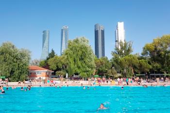 Lee toda la noticia 'Ya podemos bañarnos en las piscinas municipales de Madrid'