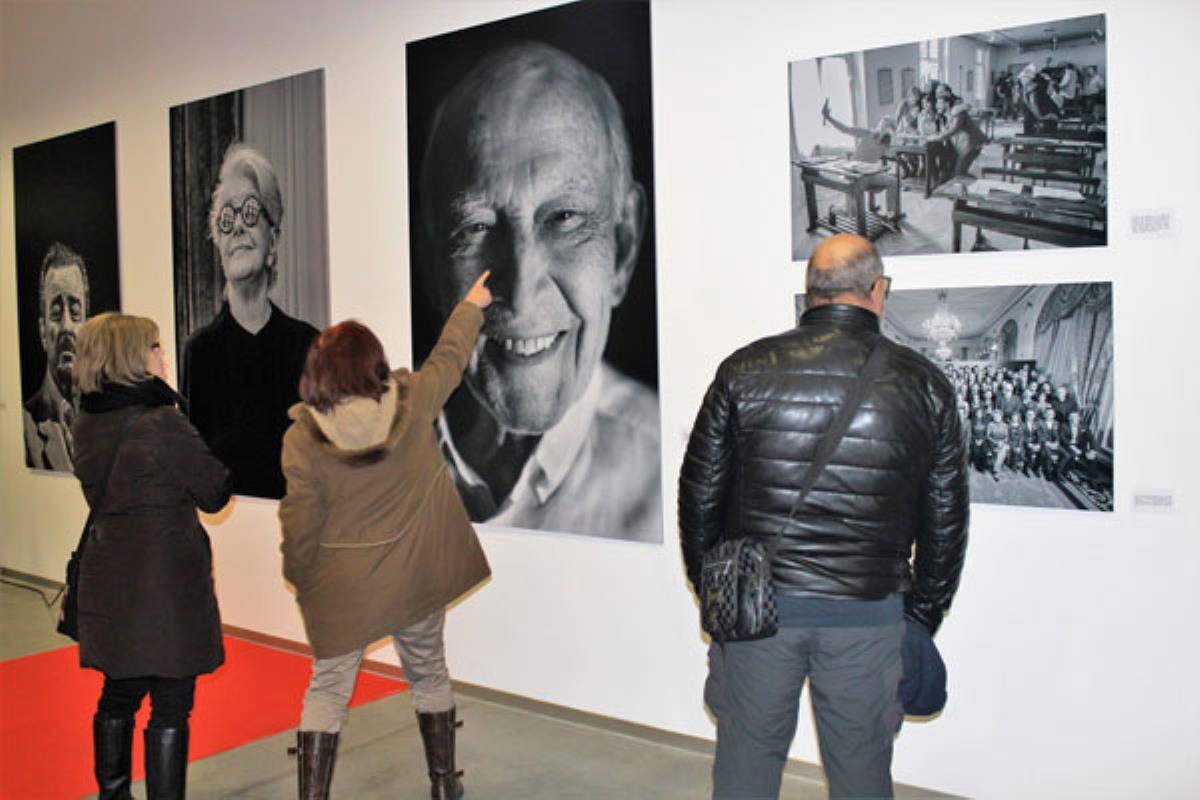 La exposición expone 23 fotografías de rostros conocidos del Cine Español