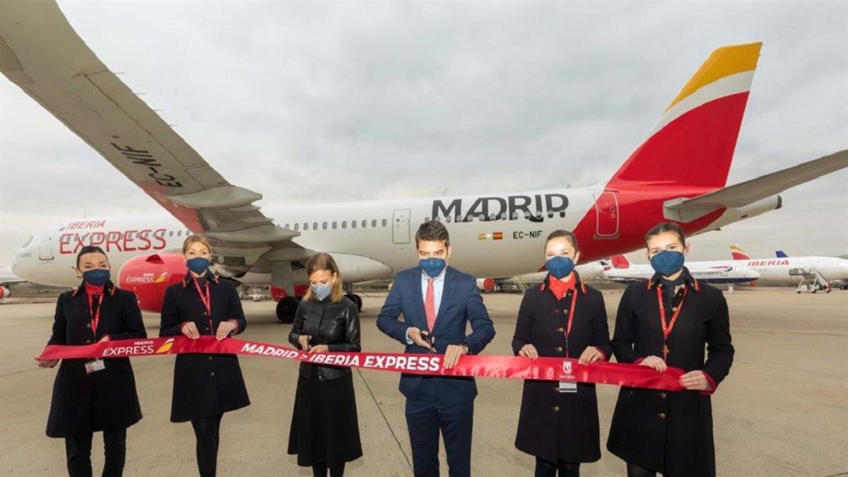 Iberia Express bautiza uno de los aviones de la compañía con el nombre de la capital como iniciativa turística