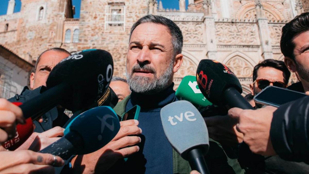 VOX insta a al líder de la oposición a presentar una moción de censura contra Sánchez