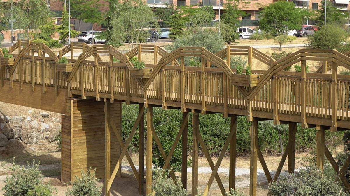 La infraestructura de madera une el barrio de La Estación y tiene 46,5 metros de largo, 2 metros de anchura y una altura máxima de 5 metros