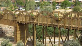 La infraestructura de madera une el barrio de La Estación y tiene 46,5 metros de largo, 2 metros de anchura y una altura máxima de 5 metros