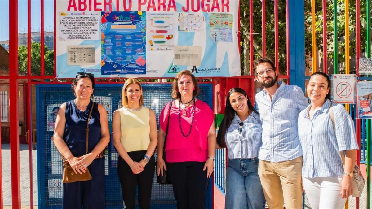La alcaldesa y la concejala de Educación han visitado uno de los centros donde se está desarrollando 