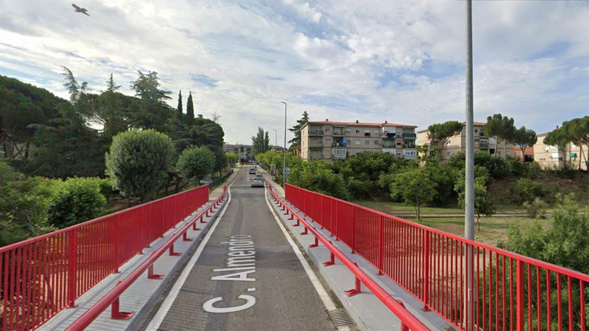 Transcurre a través de la plaza de toros y el pinar del Arroyo Grande