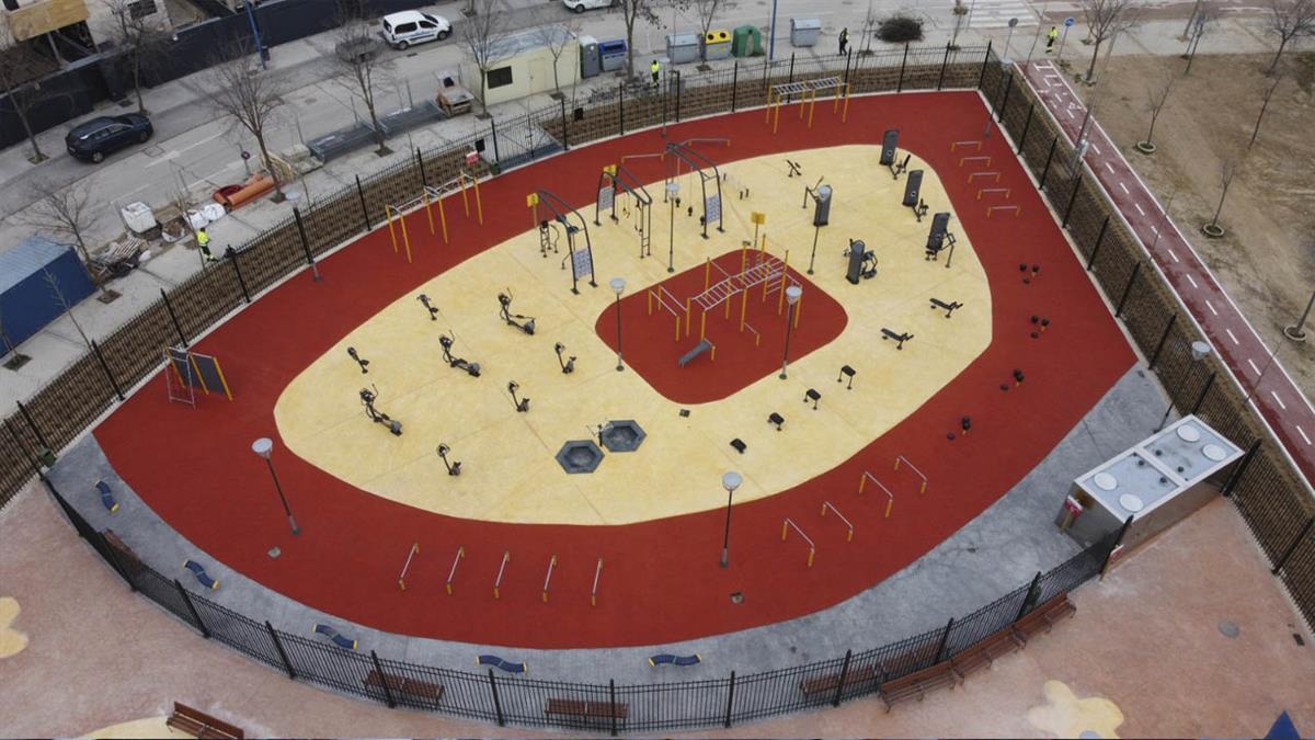 El nuevo espacio de la calle Osa Menor reúne elementos de juego para pequeños y mayores