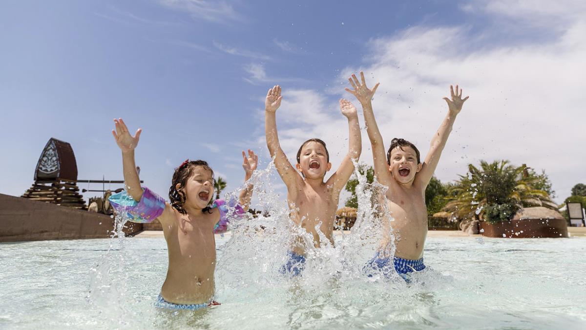El parque Aquopolis abre sus puertas el 26 de junio con sus atracciones, toboganes e incluso una playa de 2.000m2 para los visitantes