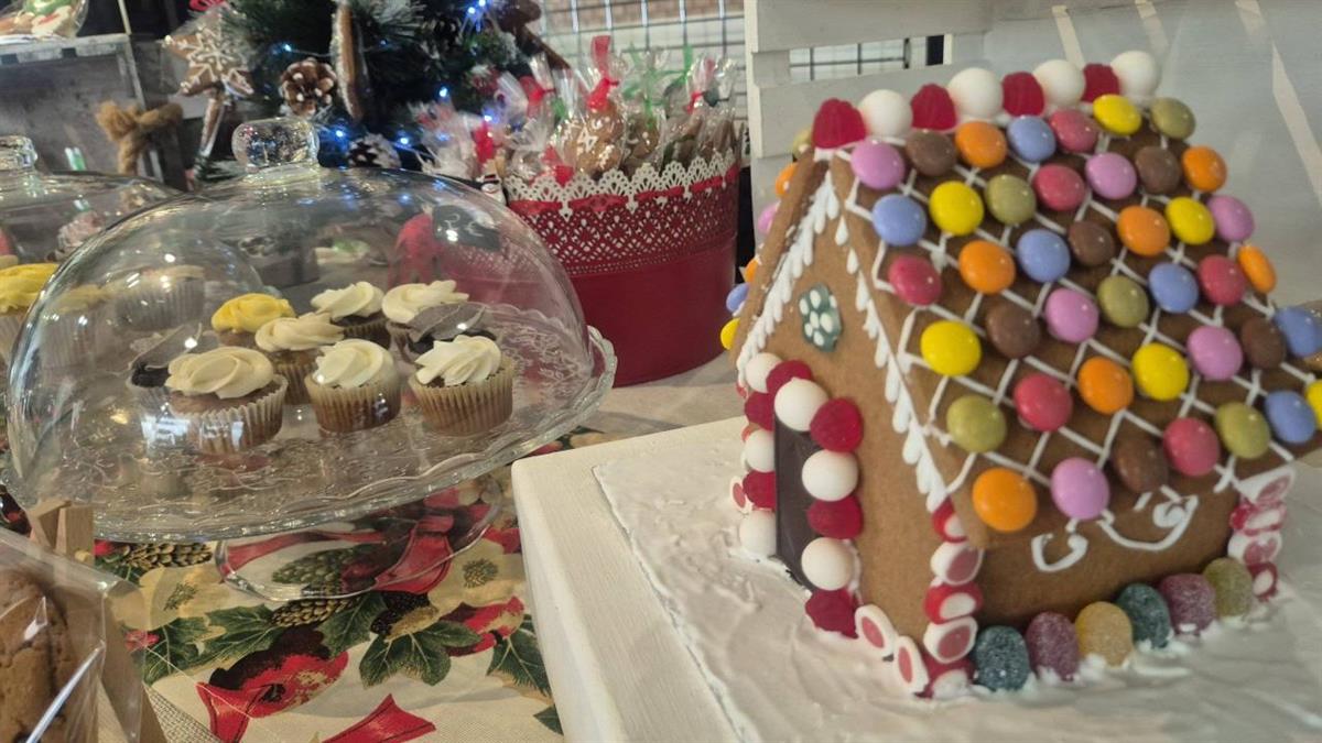 Cuenta con más de veinte puestos, en los que se pueden adquirir diversos productos