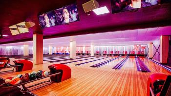Este espacio cuenta con 16 pistas de bowling USBC, salones recreativos y simuladores
