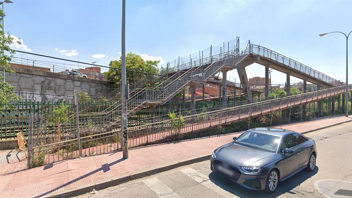 A partir de hoy los alcalaínos podrán hacer uso de este camino que circula sobre las vías del tren