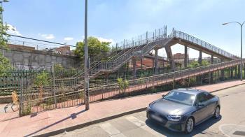 A partir de hoy los alcalaínos podrán hacer uso de este camino que circula sobre las vías del tren