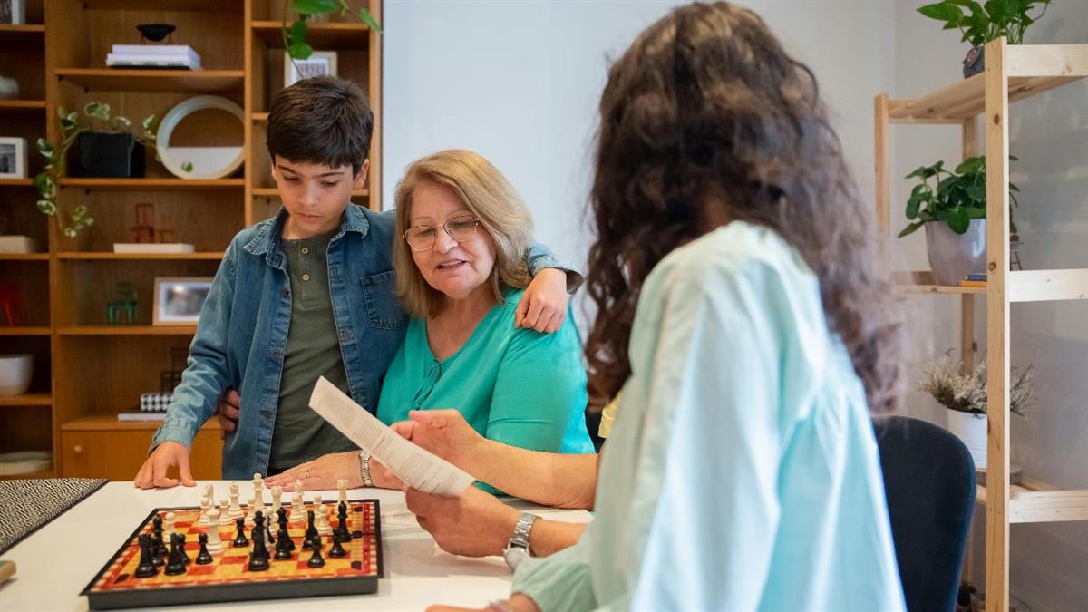 El curso está dirigido a abuelos y abuelas que cuidan a sus nietos pequeños 