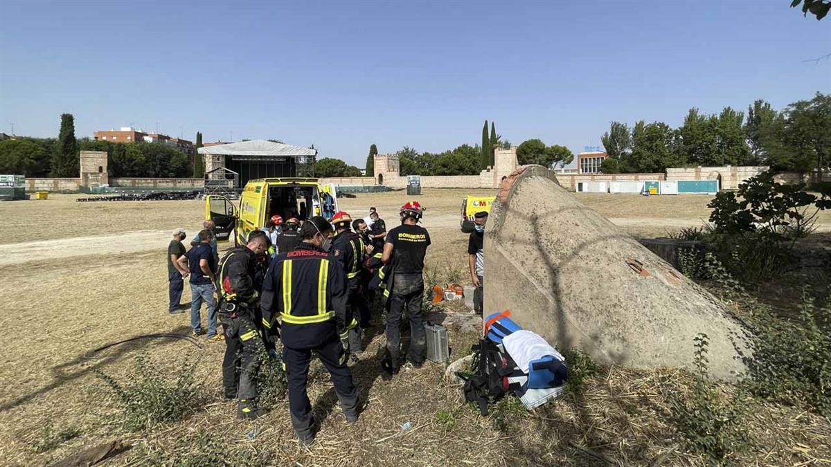 Un trabajador se cae por un pozo de siete metros de altura