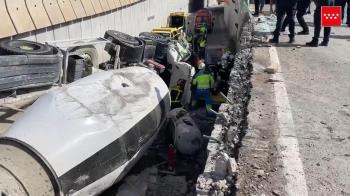 Una hormigonera ha volcado sobre un vehículo