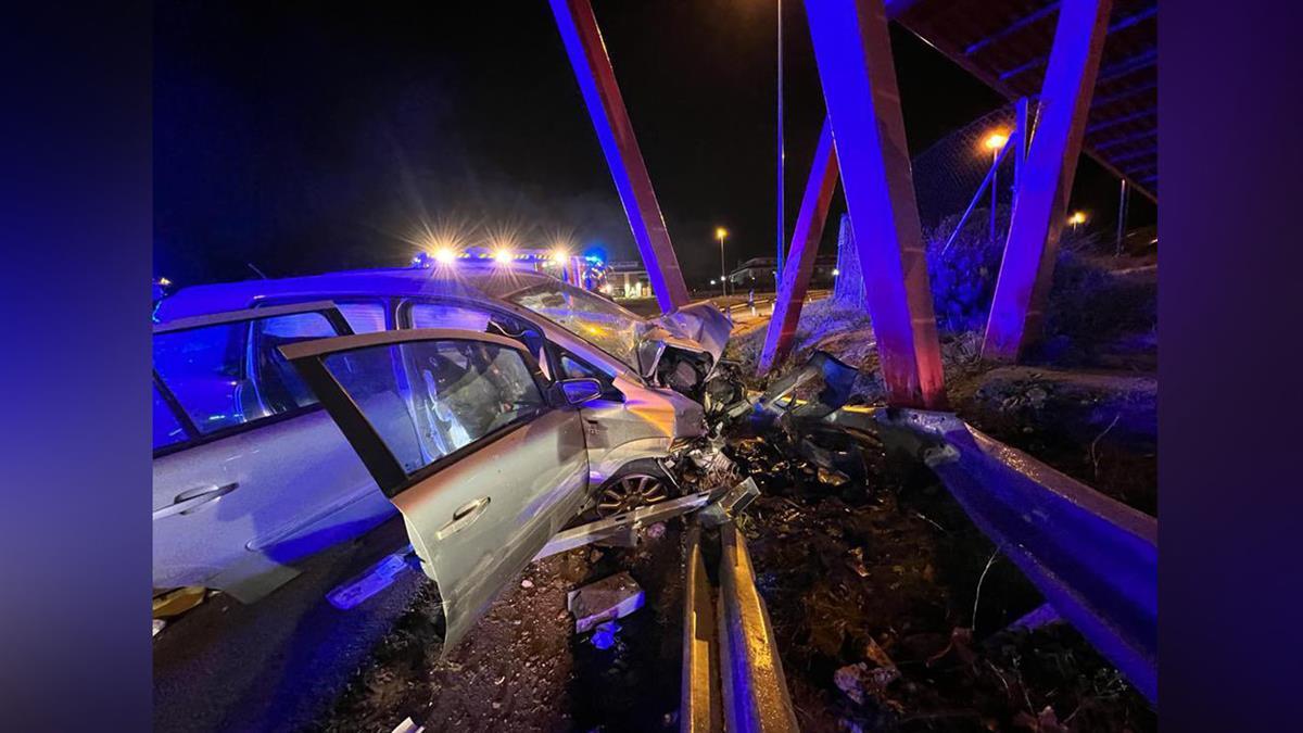 El vehículo se estrelló contra una pasarela peatonal