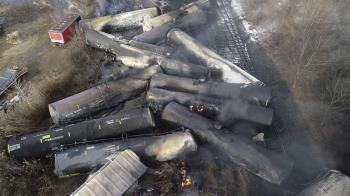 El descarrilamiento de un tren cargado de sustancias químicas en Ohio ha supuesto un considerable desastre ecológico 
