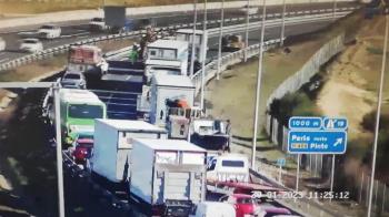 Un camión vuelca a la altura del kilómetro 20