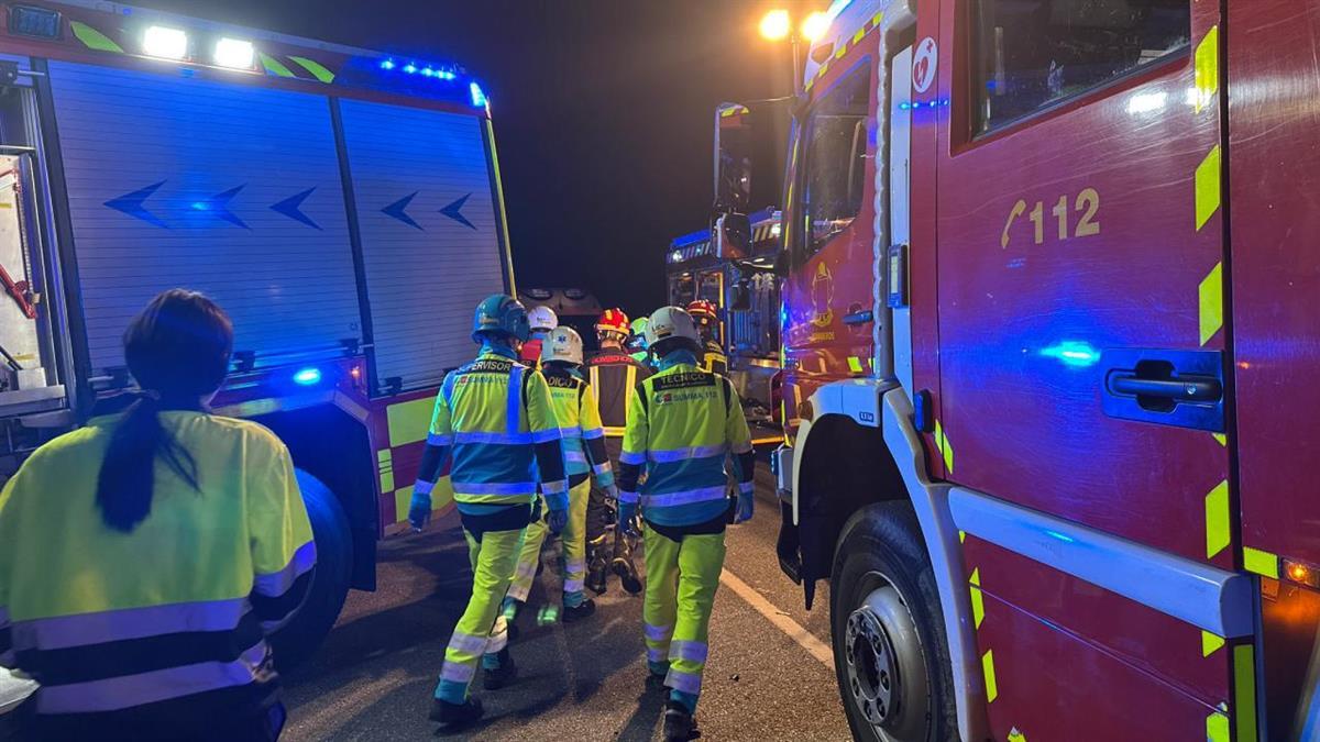 Los bomberos tuvieron que liberar a los dos conductores, que quedaron atrapados